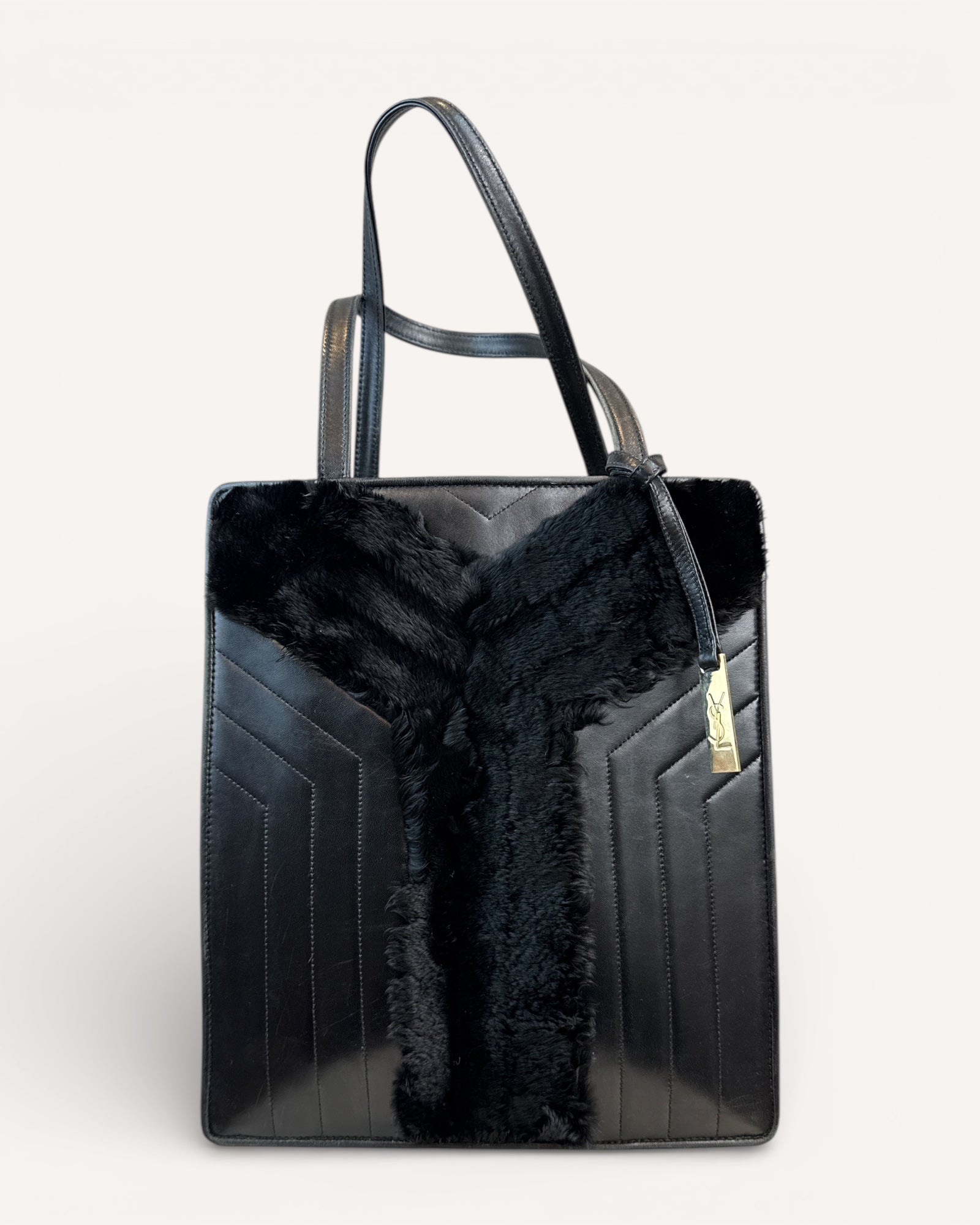 Sac cabas Yves Saint Laurent en cuir noir matelassé